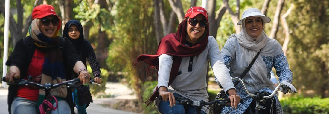 تصاویر ، پپیست دوچرخه سواری گردشگران زن در اصفهان ، ممنوعیت دوچرخه سواری دخترها در اصفهان ادامه دارد
